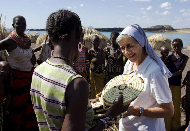 nuns-christian-church-buy-handicrafts-african-tribe-lake-turkana-kenya-jan-el-molo-near-lake-turkana-kenya-jan-el-molo-one-32719938