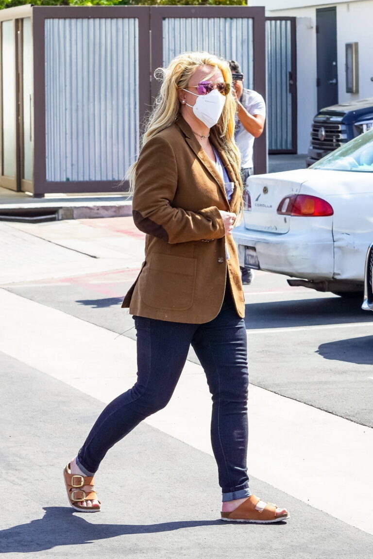 britney-spears-wears-a-brown-blazer-and-black-skin-tight-jeans-during-a-shopping-trip-in-malibu-california-150421_10