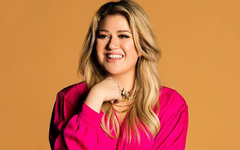 HD-wallpaper-kelly-clarkson-american-singer-portrait-pink-dress-hoot-smile-popular-singer