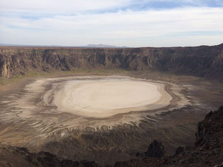 al-wahbah-salt-crater